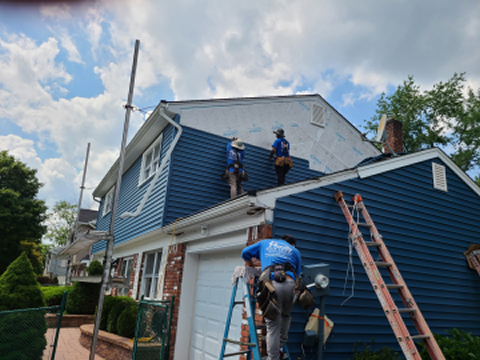 Hendo Contracting workers installing siding in Rockland County NY
